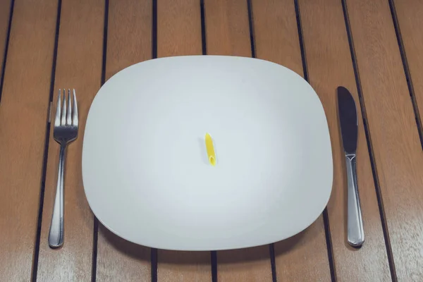 Eine Pasta Auf Einem Weißen Teller Auf Einer Hölzernen Tischgabel — Stockfoto
