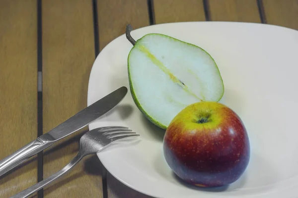 Obst Auf Weißem Teller Apfel Birne Gabel Und Messer Diät — Stockfoto