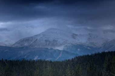 Dağın tepesindeki kış bulutlarla kaplıydı. 