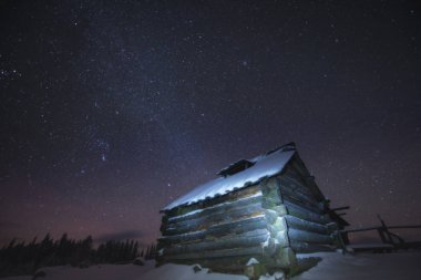 Kış dağlarının üzerindeki Samanyolu. Carpathian, Ukrayna, Avrupa. Güzellik dünyası.