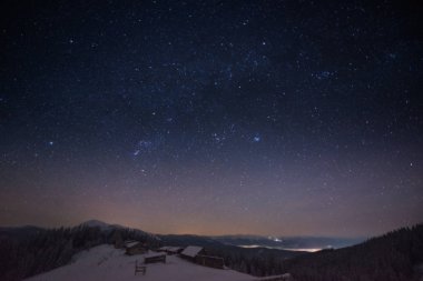 Kış dağlarının üzerindeki Samanyolu. Carpathian, Ukrayna, Avrupa. Güzellik dünyası.
