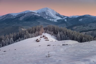 Karda yol olan kış manzarası. Dağ vadisinde bir kulübe. Karpatlar, Ukrayna, Kukul Vadisi