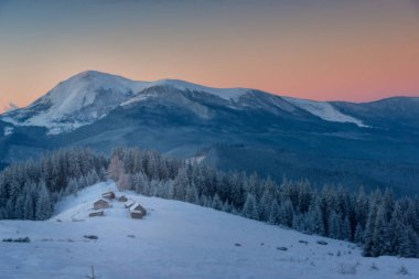 Ukrayna 'nın Petros Dağı' nın altındaki karlı bir tepede küçük bir köy. Güzel kış manzarası. Karpatlar, Ukrayna, Avrupa.