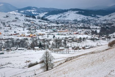 Dağlardan Karpatlar 'ın kış manzarası Yasinya, Ukrayna - 01.12.2016