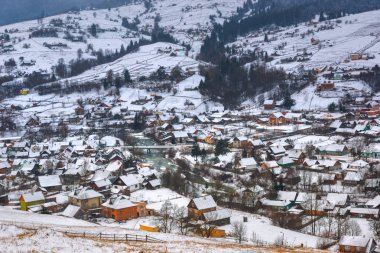 Dağlardan Karpatlar 'ın kış manzarası Yasinya, Ukrayna - 01.12.2016
