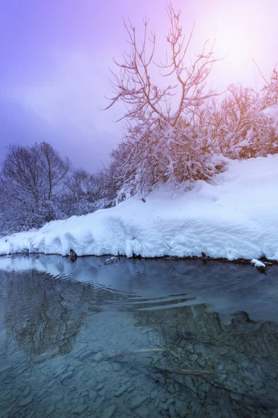 Východ Slunce Nad Řekou Zimě Sníh Stromy Futuristická Krajina — Stock fotografie