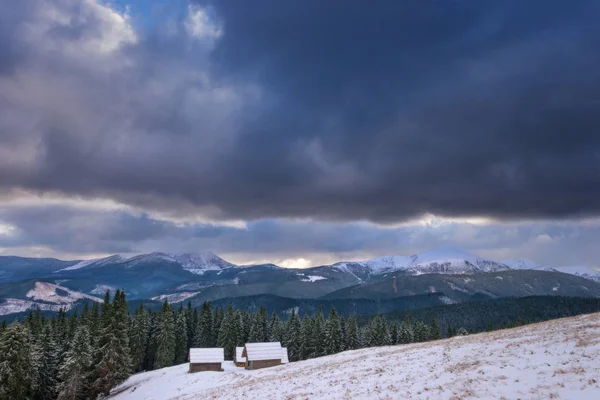 Campamento Invierno Para Turistas Con Vistas Armónicas Montaña Cabaña Solitaria — Foto de Stock