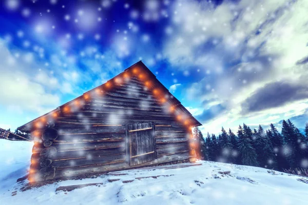 爬上高山 来到一座废弃的小木屋 在月亮升起的时候点亮被雪覆盖的云杉树冠 去看喀尔巴阡山脉的第一颗圣诞之星 — 图库照片