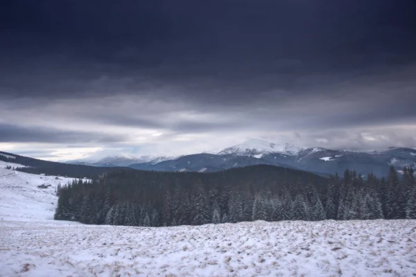 Panorama Montañas Invierno Nubes Flotan Través Del Cielo Azul Sobre — Foto de Stock