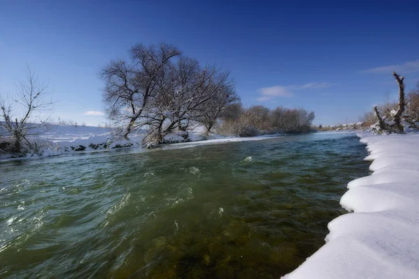 Zimní Řeka Slunečného Dne Březích Sněhu Stromech Jsou Pokryty Mrazem — Stock fotografie