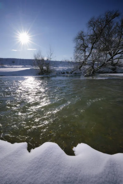 Zimní Řeka Slunečného Dne Březích Sněhu Stromech Jsou Pokryty Mrazem — Stock fotografie