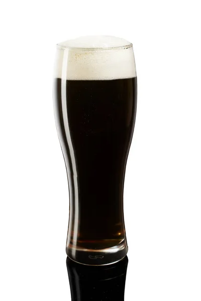 白底玻璃杯中的冷黑啤酒 — 图库照片