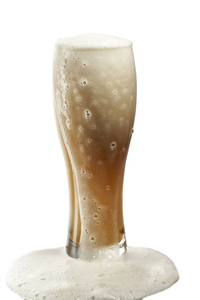 Cerveza Fría Vidrio Con Espuma Sobre Fondo Blanco — Foto de Stock
