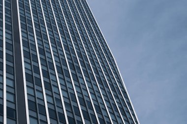 Cam ofis çizgileri bulutlu gökyüzünü yansıtıyor.