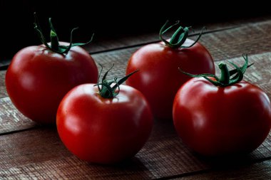 Taze olgun domatesler gemide.