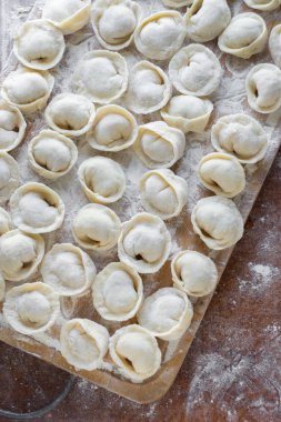 Çiğ hamur köftesi ve un.