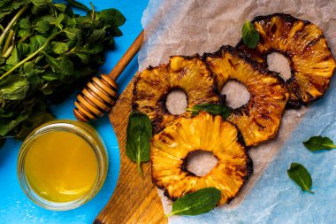 Ballı ve naneli fırında ananas halkaları.