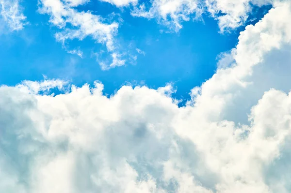 Kék Bolyhos Fehér Felhőkkel — Stock Fotó