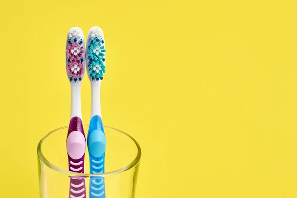 Rosa Und Blaue Zahnbürsten Glas Auf Hellem Hintergrund — Stockfoto