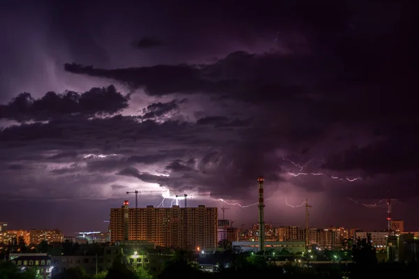 Cielo Tormentoso Con Destellos Sobre Ciudad Nocturna —  Fotos de Stock