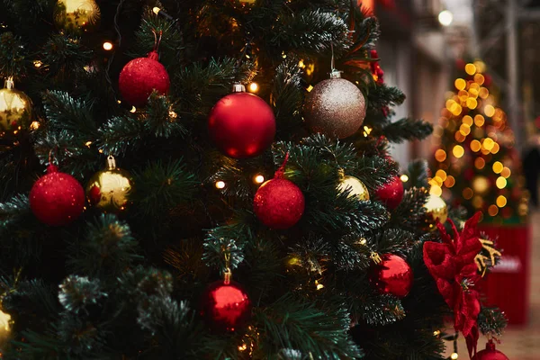 Sıcak ışıklandırmalı Noel ve Yeni Yıl dekorasyonları. Kavram ve arkaplan.