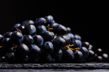 Siyah taş arkaplanda üzümlerin yakın görünümü