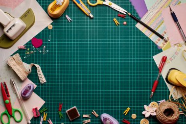 Hatıra defteri konsepti. Masadaki araç ve öğelerin çeşitliliği.