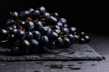 Siyah taş arkaplanda üzümlerin yakın görünümü
