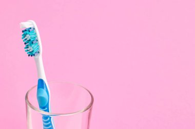 Arka planda cam kaplı mavi diş fırçası ve kopyalama alanı. Sağlık hizmetleri kavramı.