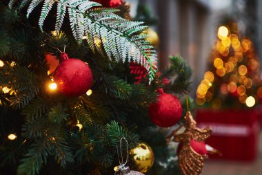 Sıcak ışıklandırmalı Noel ve Yeni Yıl dekorasyonları. Kavram ve arkaplan.