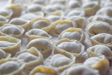 Çiğ hamur köftesi ve un.