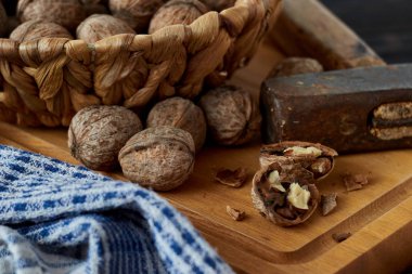 Hasır kasede cevizler tahta tahtada çekiçle