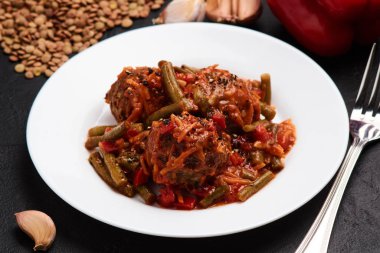 Beyaz tabakta servis edilen baharatlı köri.