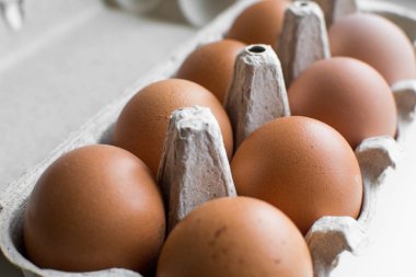 Kağıt konteyner içinde yumurta