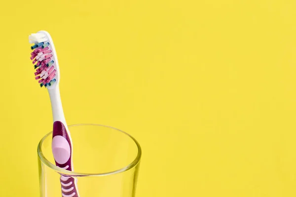 Pink Toothbrush Glass Background Copy Space — Stock Photo, Image