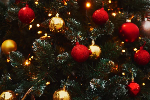 Sıcak ışıklandırmalı Noel ve Yeni Yıl dekorasyonları. Kavram ve arkaplan.