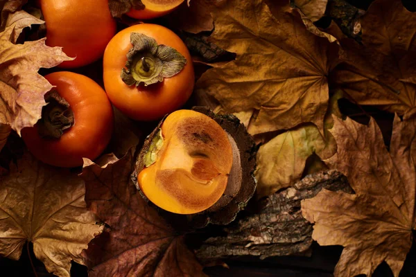 Persimmons Mûrs Sur Fond Feuilles Sèches — Photo