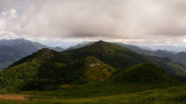 Dağların manzarasını gözlemliyorum. Doğa arkaplanı.