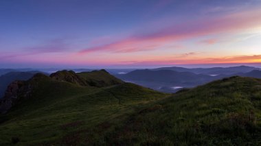 Yaz dağlarında renkli günbatımı. Doğal manzara..