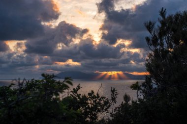 Nehirde gün batımı. Doğa arkaplanı.