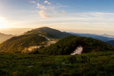 Alçak bulutlu dağlarda gün batımı