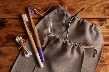 Alışveriş, kişisel temizlik ve mutfak için sıfır atık kiti. Düz yatıyordu. Ahşap arkaplan.