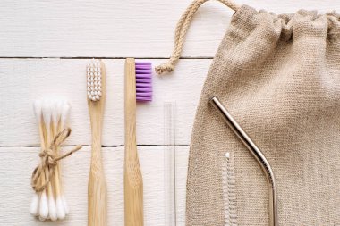 Alışveriş, kişisel temizlik ve mutfak için sıfır atık kiti. Düz yatıyordu. Beyaz tahta arkaplan.