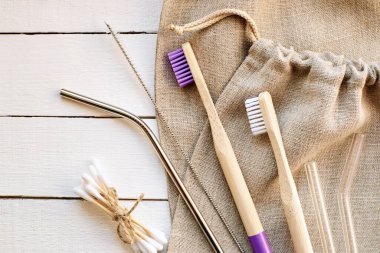 Alışveriş, kişisel temizlik ve mutfak için sıfır atık kiti. Düz yatıyordu. Beyaz tahta arkaplan.