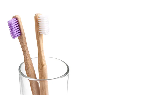 Zwei Bambus Zahnbürsten Großaufnahme Glas Auf Weißem Hintergrund Umweltfreundliches Und — Stockfoto