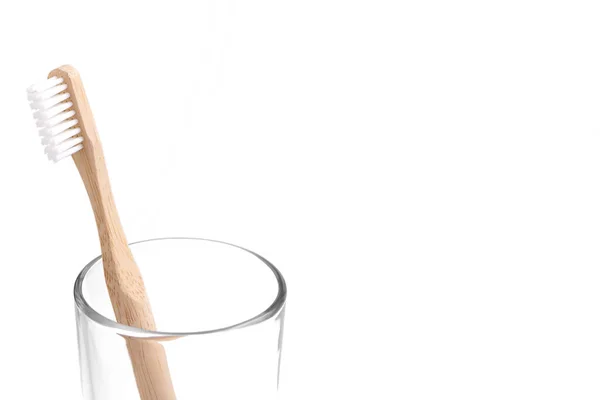 Bambu Tandborste Närbild Glas Vit Bakgrund Eco Frendly Och Noll — Stockfoto