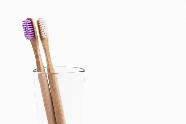 Zwei Bambus Zahnbürsten Großaufnahme Glas Auf Weißem Hintergrund Umweltfreundliches Und — Stockfoto