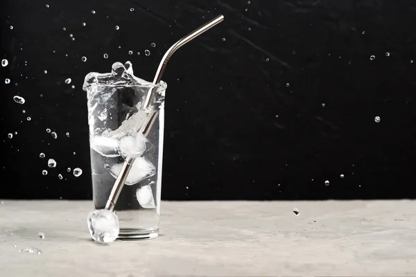 Кубики Льоду Вливаються Склянку Води Темному Чорному Ґрунті Нульові Відходи — стокове фото