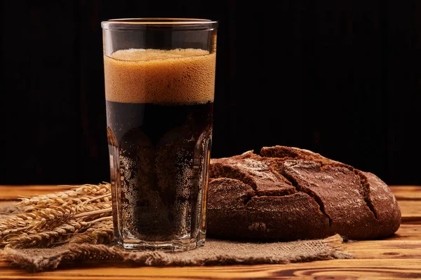 Soğuk siyah ekmek kvass. Geleneksel Rus içkisi.