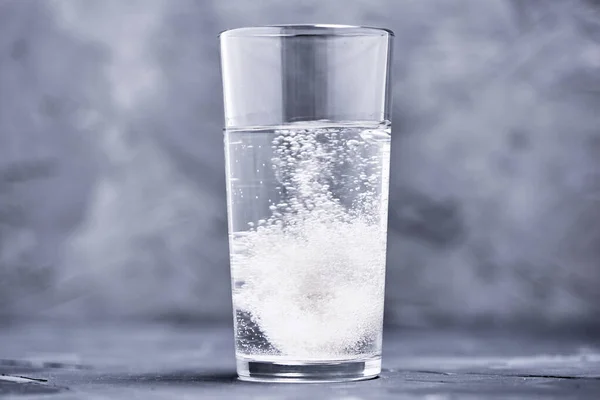 Bir bardak suda C vitamini kabarcıkları.